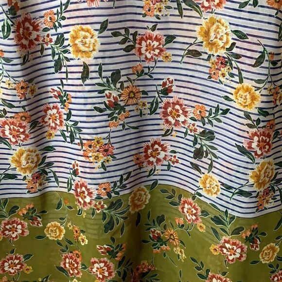 CABI sleeveless blouse. Ties in back and fully lined. Lightweight fabric. - Picture 2 of 8